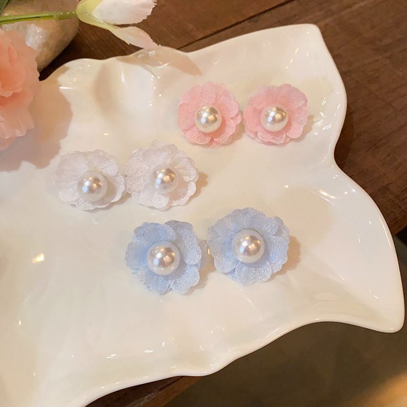 Atmospheric white chiffon flower earrings, sweet and retro floral stud earrings, 2025 new style bestseller, round face earrings Application Scenario
