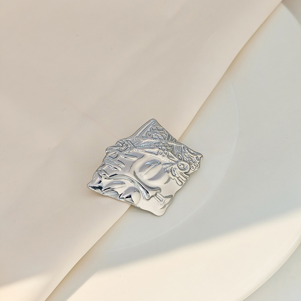 European and American creative little angel sunflower brooch, simple smooth candy pleated eagle stainless steel dress pin Application Scenario