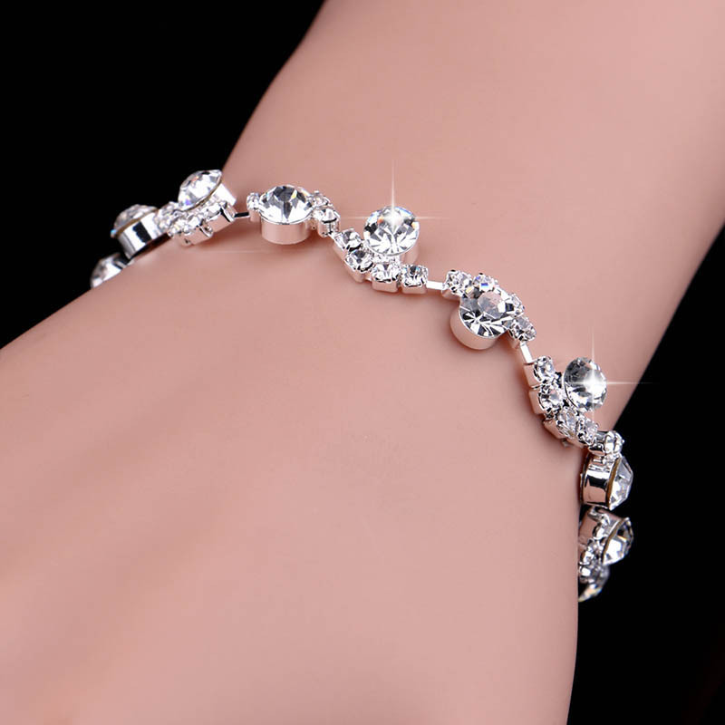 Cross-border bestsellers of bride accessories: Sparkling water diamond earrings, necklaces, bracelets, sets, and popular European and American fashion cross-border necklaces Application Scenario