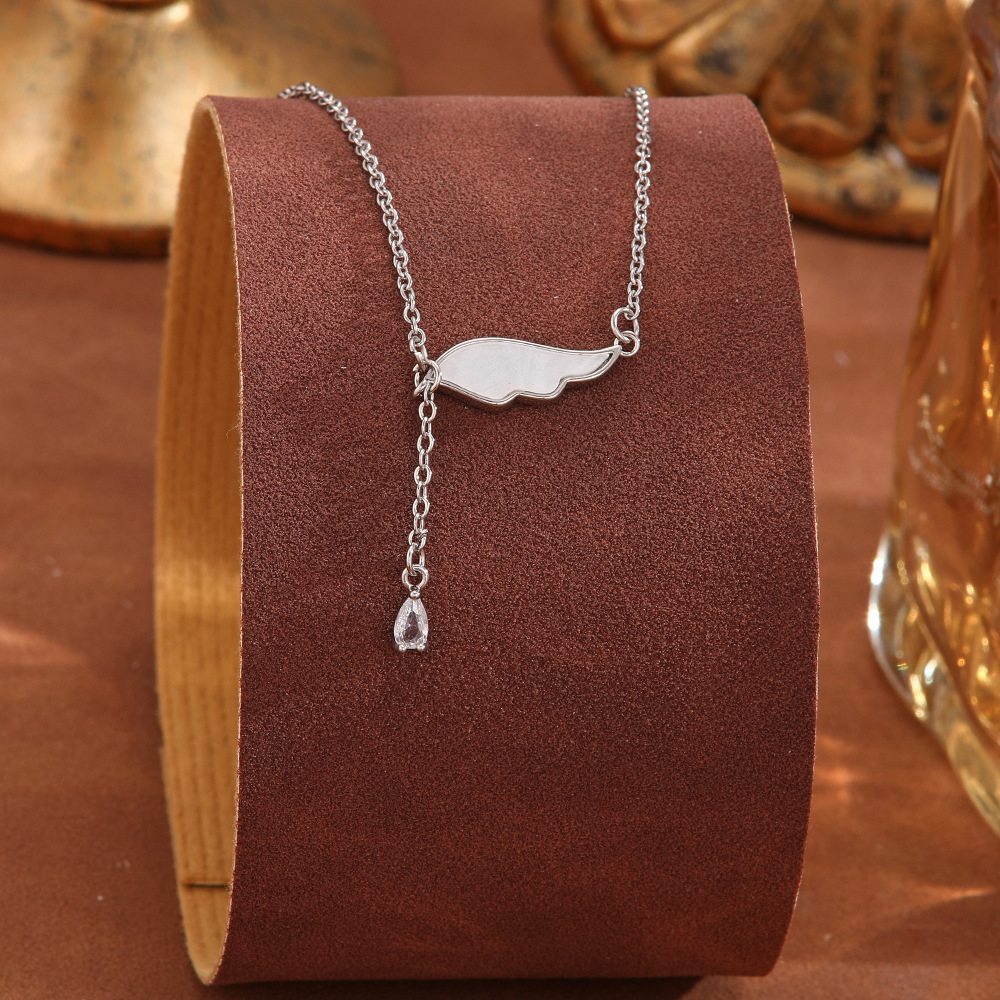 A silver titanium steel necklace with a light luxury design sense from Japan and South Korea, trendy and versatile on Instagram for women, a popular collarbone chain and a high-end necklace details Picture