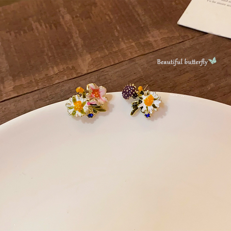 Enamel flower stud earrings for girls in spring, a sweet girl with a forest-like temperament and a high-end feel. These earrings are cute and asymmetrical Specification drawing
