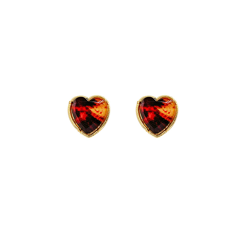 Amber heart-shaped earrings for women, retro, niche and simple heart-shaped stud earrings, high-end, fashionable and individual earrings wholesale Item Picture