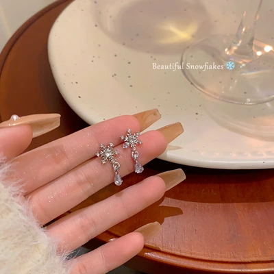 Winter Zircon snowflake stud earrings, a fashionable, exquisite and high-end accessory with a simple and individual style, are popular online celebrity bestsellers thumbnail
