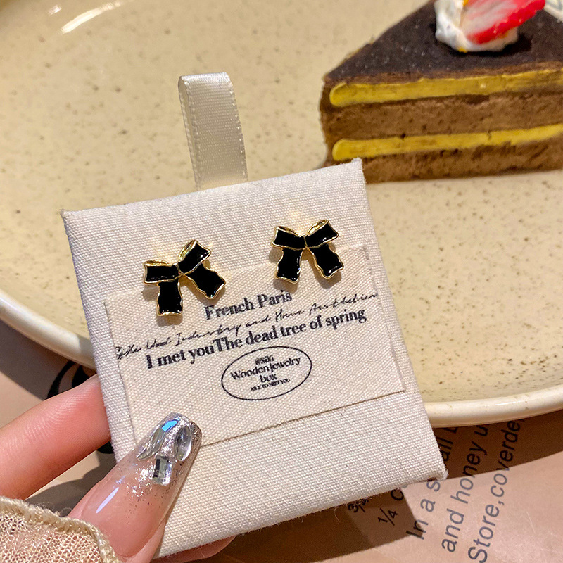 Black bow stud earrings, Instags-style, light luxury, versatile and high-end earrings, sweet and cool, small and popular earrings wholesale Application Scenario