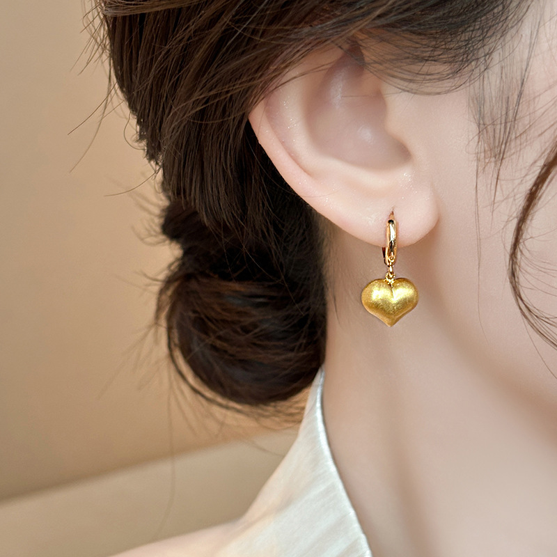 Elegant golden brushed heart-shaped ear ring earrings for women, simple and fashionable commuting ear buckles, niche design sense ear studs and earrings Application Scenario