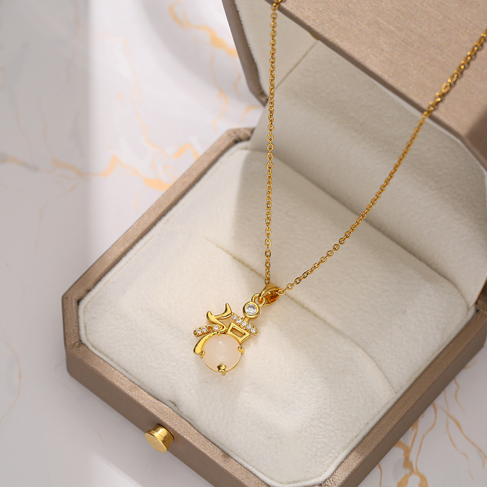 The Chinese-style design of the "Fu" character pendant titanium steel necklace is a popular summer accessory for women. It is a simple collarbone chain with a fashionable and high-end feel full figure