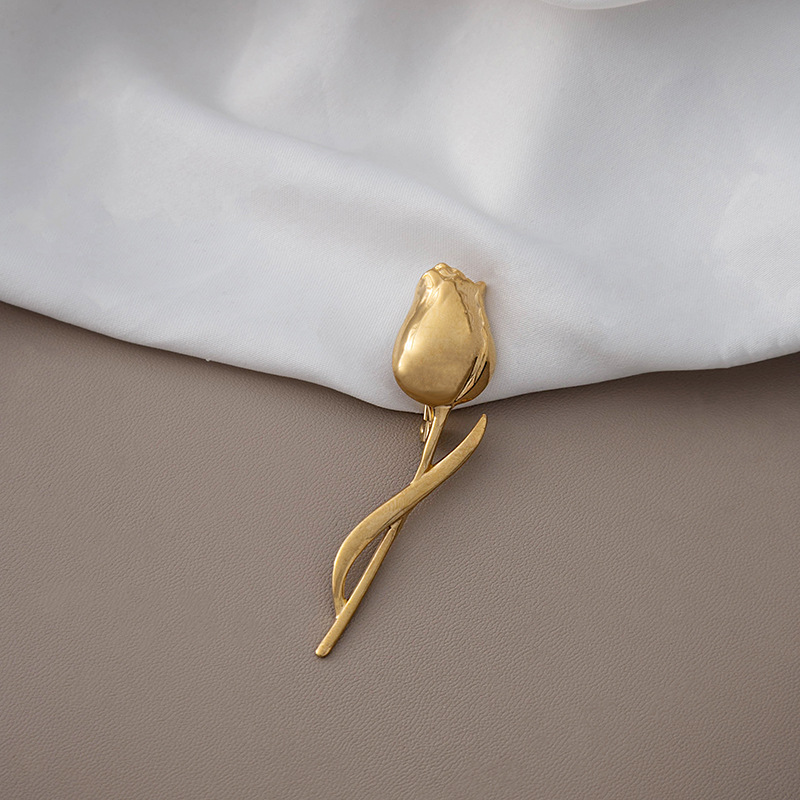 A new cross-border luxury metal rose brooch from Europe and America, featuring a unique, elegant, creative design and exquisite accessories details Picture