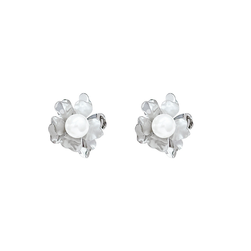 European and American style metallic flower pearl earrings, fashionable and high-end, light luxury retro stud earrings, exaggerated and elegant earrings for women Item Picture