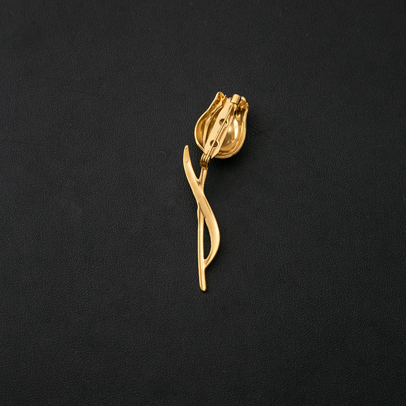 A new cross-border luxury metal rose brooch from Europe and America, featuring a unique, elegant, creative design and exquisite accessories Application Scenario