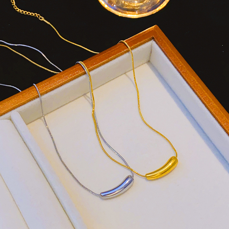 Stainless steel cylindrical serpentine chain necklace for women, a unique and versatile light luxury titanium steel collarbone chain, a popular and stylish eggplant pendant full figure