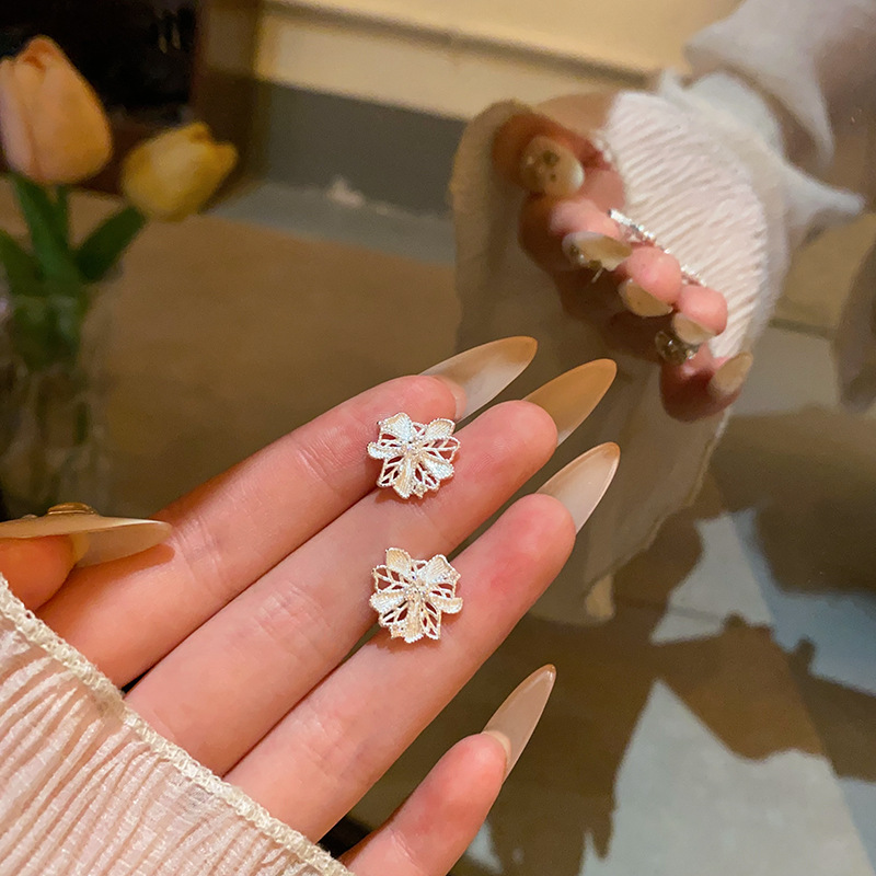 Hollowed-out three-dimensional flower stud earrings for women in the summer of 2025, sweet, fashionable and elegant. Wholesale of the same style of earrings as Internet celebrities Specification drawing