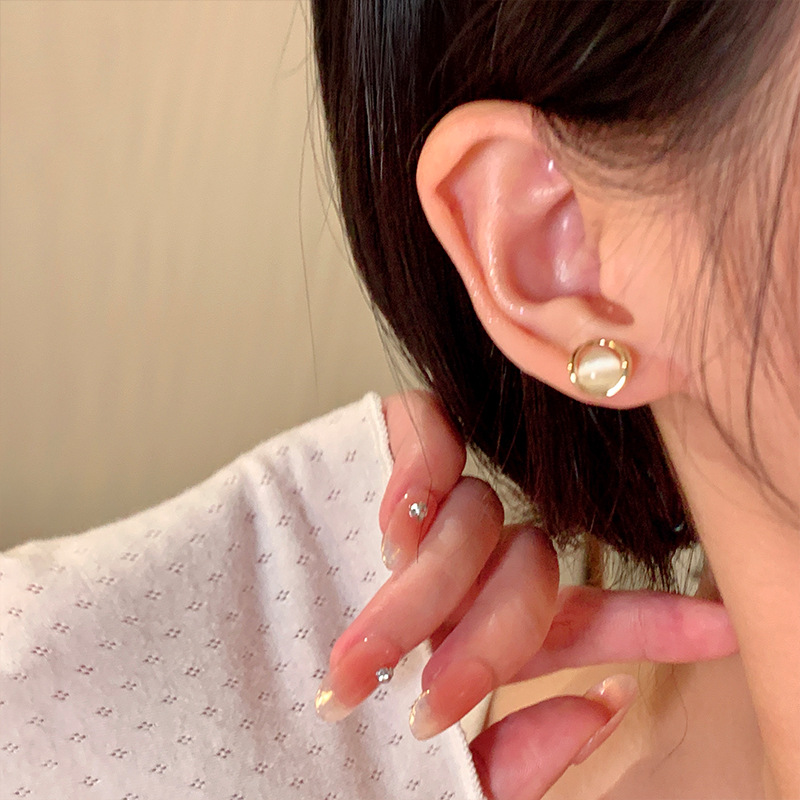 Autumn and winter high-end cat's eye stone ear studs, women's ear piercing earrings, light luxury, exquisite and unique style, niche earrings wholesale Application Scenario