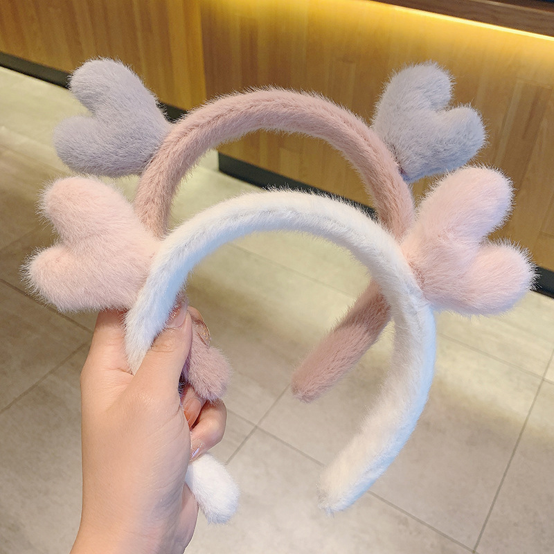 In autumn and winter, a cute rabbit-hair antler hairband has emerged. Instagram influencers have released versatile makeup, hair and headwear accessories full figure