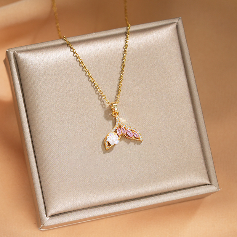 Korean sweet design style pink diamond small fish tail titanium steel necklace, fashionable and versatile for women, slightly inlaid zircon collarbone chain Application Scenario
