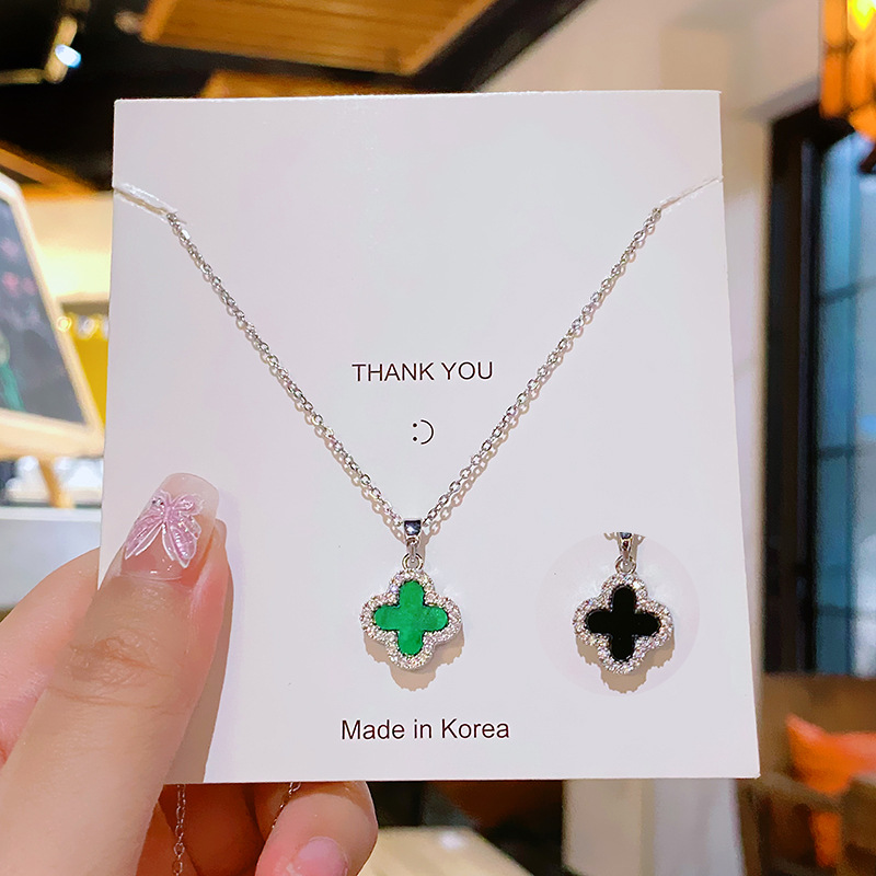 This stylish and commuting double-sided black and white four-leaf flower necklace exudes a sense of sophistication for women. It's a versatile zircon pendant and a sophisticated collarbone chain Application Scenario