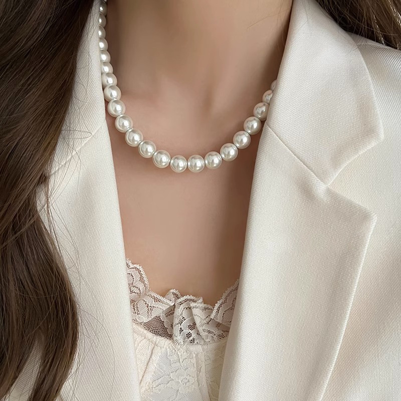 Beaded glass pearl necklace 2023 new style elegant necklace for women, design sense, niche collarbone chain accessory details Picture
