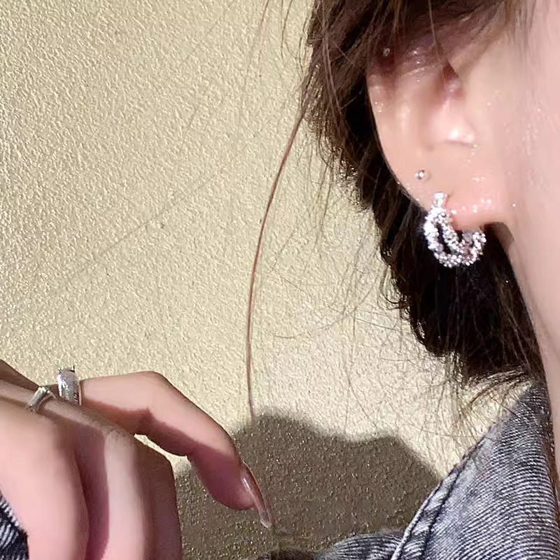 Irregular double-layer C-shaped stylish stud earrings with a sense of individuality and sophistication, fashionable earrings, unique and cold style for women, silver needles Application Scenario