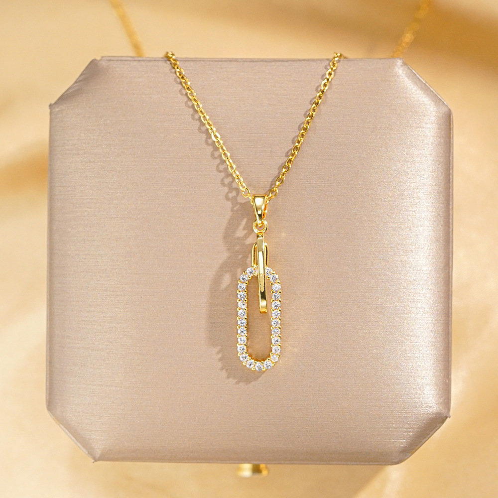 European and American fashionable geometric paperclip pendant with zircon titanium steel necklace, women's light luxury, versatile and popular online accessory full figure