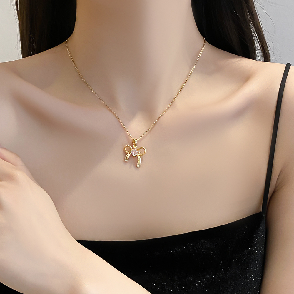 This fashionable and light luxury pink diamond bow necklace is a perfect match for women in summer. It exudes a unique collarbone charm and is a high-end pearl and diamond-encrusted accessory Application Scenario