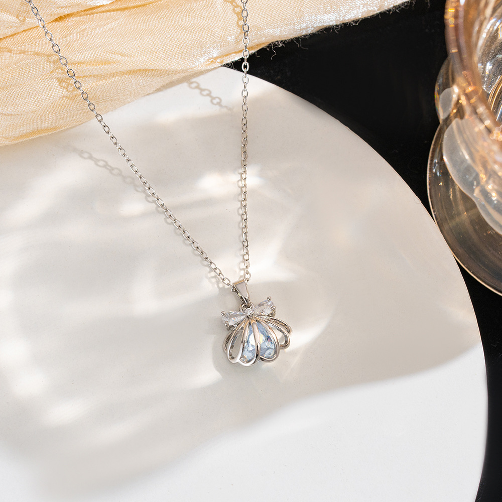 Silver one-shell bow necklace, women's hollowed-out shell pendant, dreamy and girlish, high-end collarbone chain accessory full figure