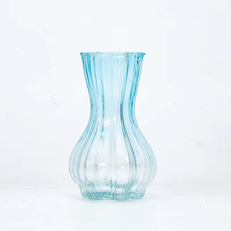 This is a creative and colorful garlic-shaped corset with a country-style glass bottle decoration and a European-style home glass flower bottle Item Picture