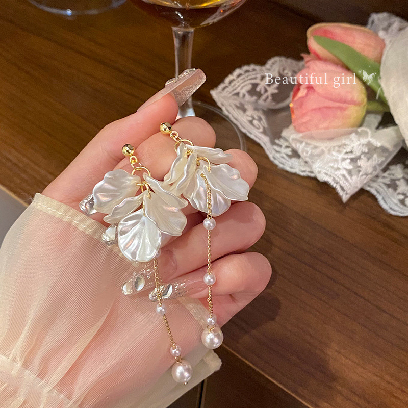 Dongdaemun's shell petal earrings for women exude a sense of light luxury and high-end sophistication. Long and elegant pearl earrings are popular earrings on the Internet full figure