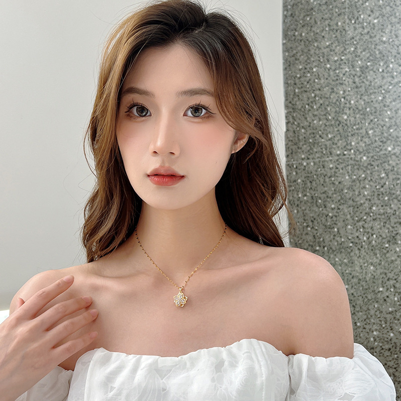 A full-diamond rotating four-leaf clover necklace for women with micro-inlaid double-layer zircon pendant and titanium steel collarbone chain, a simple and light luxury accessory Application Scenario