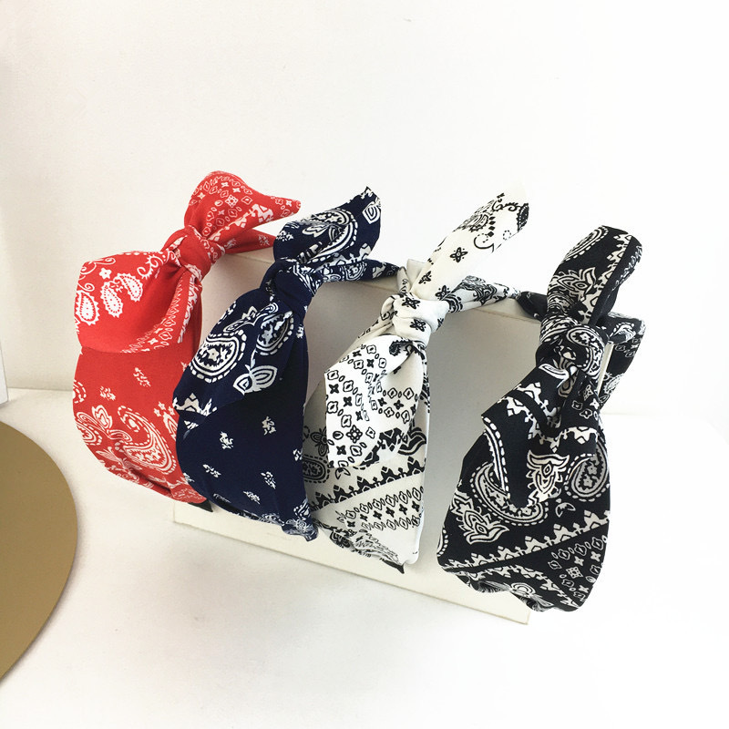 The retro cashew flower rabbit ear wide-brimmed hairband is a popular spring and summer female face-washing hair straightener, headband and hair clip accessory Application Scenario