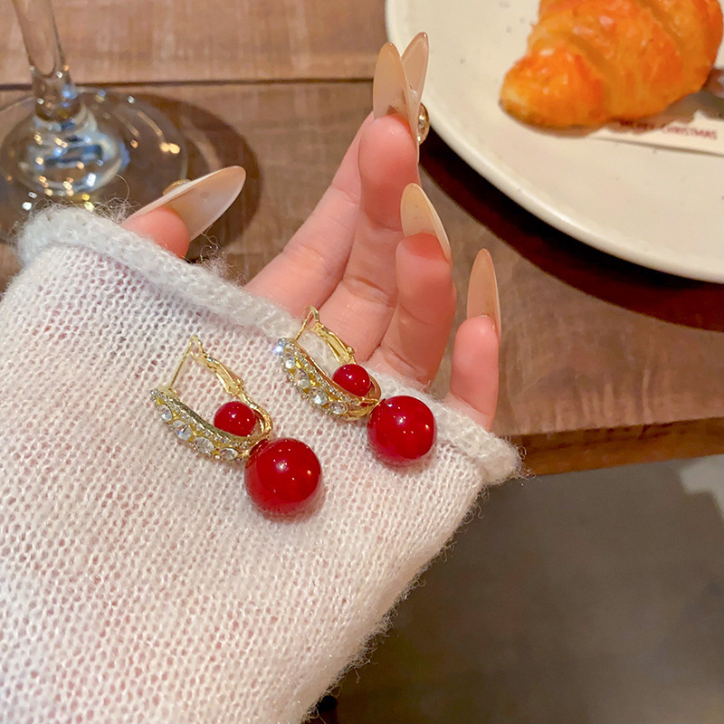 Retro light luxury red pearl earrings, a woman's high-end and elegant look, super sparkling zircon stud earrings, New Year's festive earrings wholesale Specification drawing
