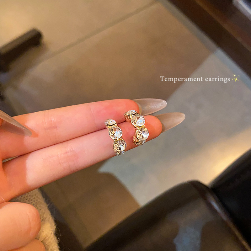 French retro champagne-colored sparkling diamond stud earrings for women's light luxury and niche design, 2025 new high-end earrings full figure
