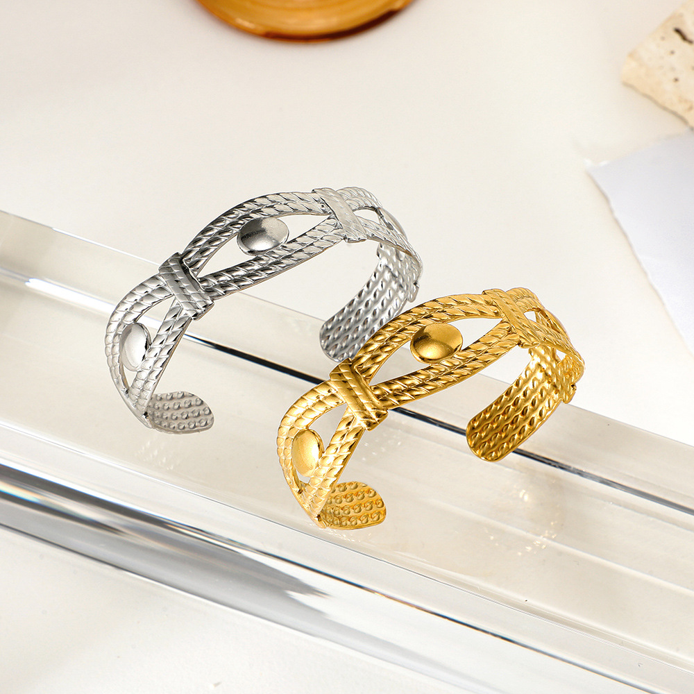 High-end cross-border electroplated bracelet for women, smooth surface, personalized opening, anti-allergy and color fading, original design that is popular in Europe and America details Picture