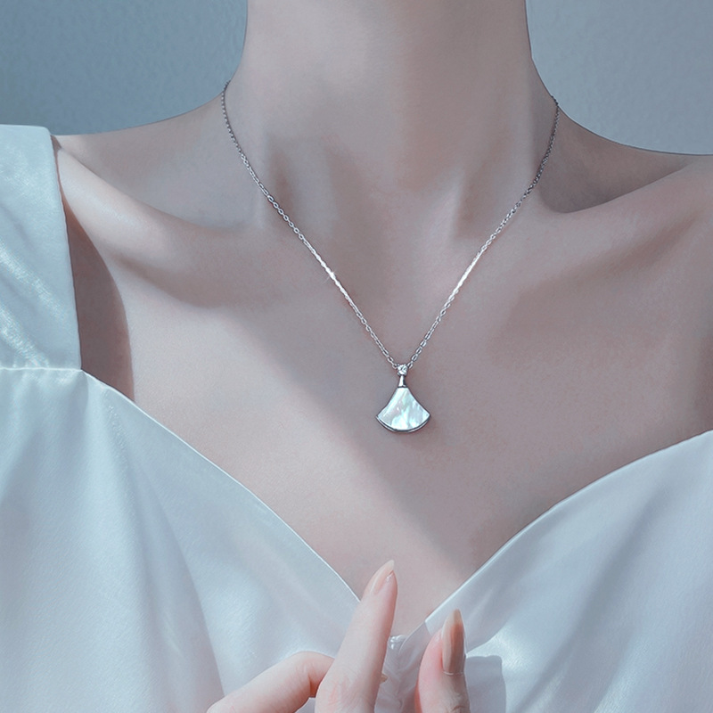 A new 2024 bestseller, a trendy French high-end pendant with a unique design and a collarbone chain accessory full figure