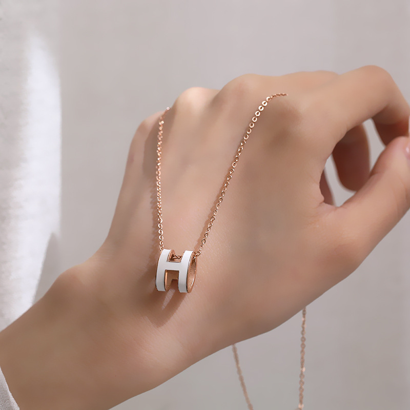Korean style H-letter pendant, ins trendy light luxury resin titanium steel necklace, female Internet celebrity high-end collarbone chain neck chain details Picture