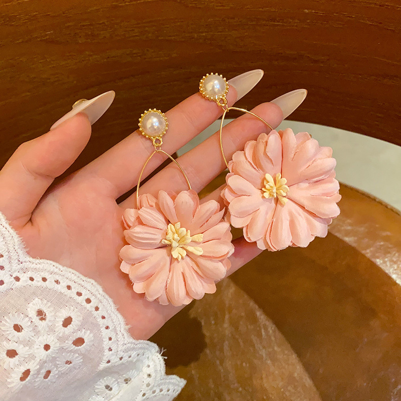 Exaggerated and elegant pink flower earrings for women, new style in 2025, sweet and elegant petal earrings, pearl stud earrings full figure