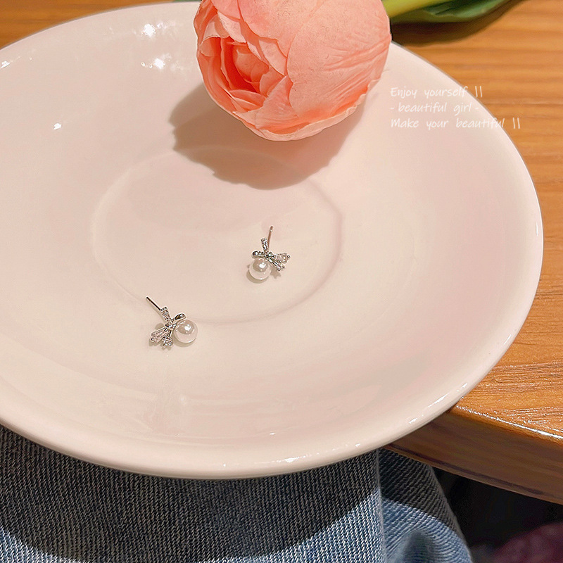S925 silver needle exquisite and small bow pearl stud earrings for women, a new Korean style, versatile and popular earrings wholesale Application Scenario
