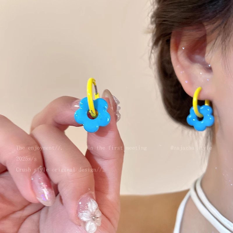 Dopamine-colored flower earrings for women, sweet and cute in summer. The earring is a niche and high-end accessory that can be worn multiple times Specification drawing