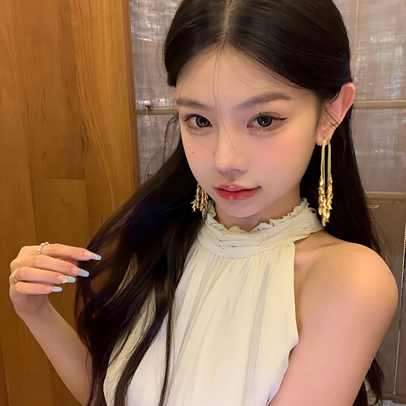 The light luxury long wheat ear tassel earrings exude a sense of sophistication for women. The golden long earrings are a unique and fashionable accessory that exudes the charm of Internet celebrities full figure