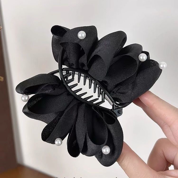 A new style of French Xiaoxiang Fengyun Flower bubble bead bead headpiece, a high-end and elegant women's hair accessory for the back of the head Application Scenario
