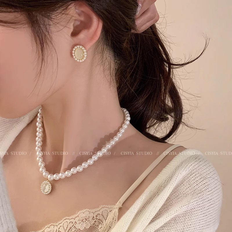 French retro cat's eye pearl necklace, women's light luxury, niche and high-end collarbone chain, best-selling accessory wholesale Application Scenario