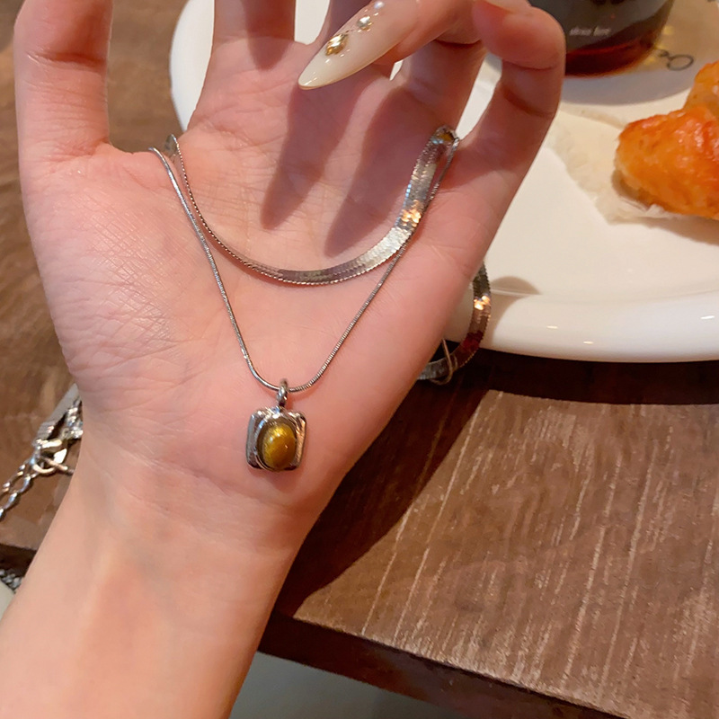 The Maillard double-layered tiger's eye necklace exudes a high-end feminine charm, is a niche and versatile piece. The snake bone chain has a sweet and cool style, and the collarbone chain is trendy details Picture