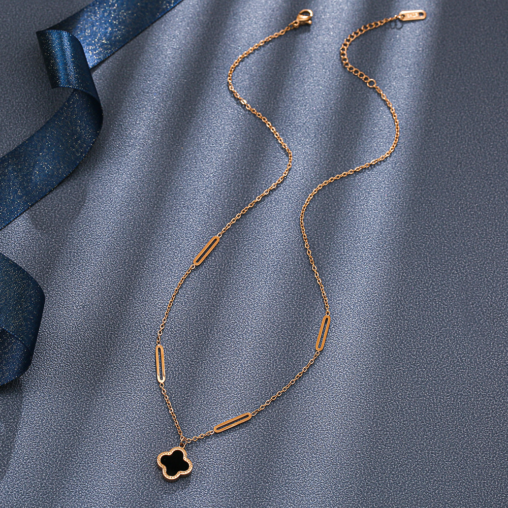 High-end black and white double-sided four-leaf clover titanium steel necklace for women, non-fading classic collarbone chain, 18k rose gold accessory Application Scenario