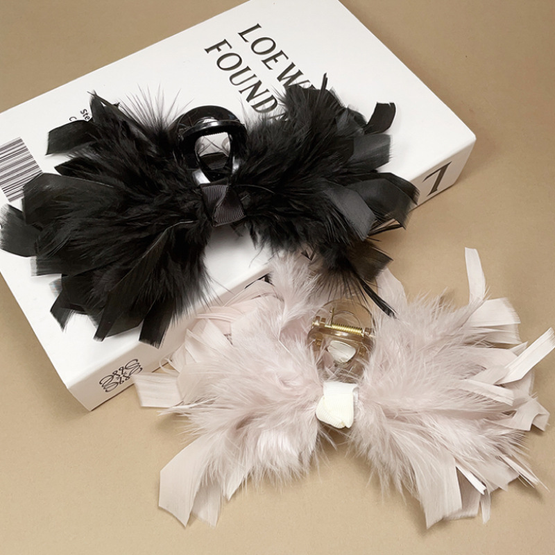 Feather grab clip, female ostrich hair clip, back of the head, autumn and winter hair accessory, high-end clip, 2023 new style, furry shark clip full figure