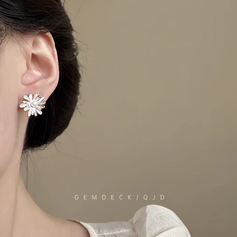 White glazed Daisy pearl stud earrings for women 2025 New bestseller earrings, unique and niche flower earrings with a sense of luxury Application Scenario