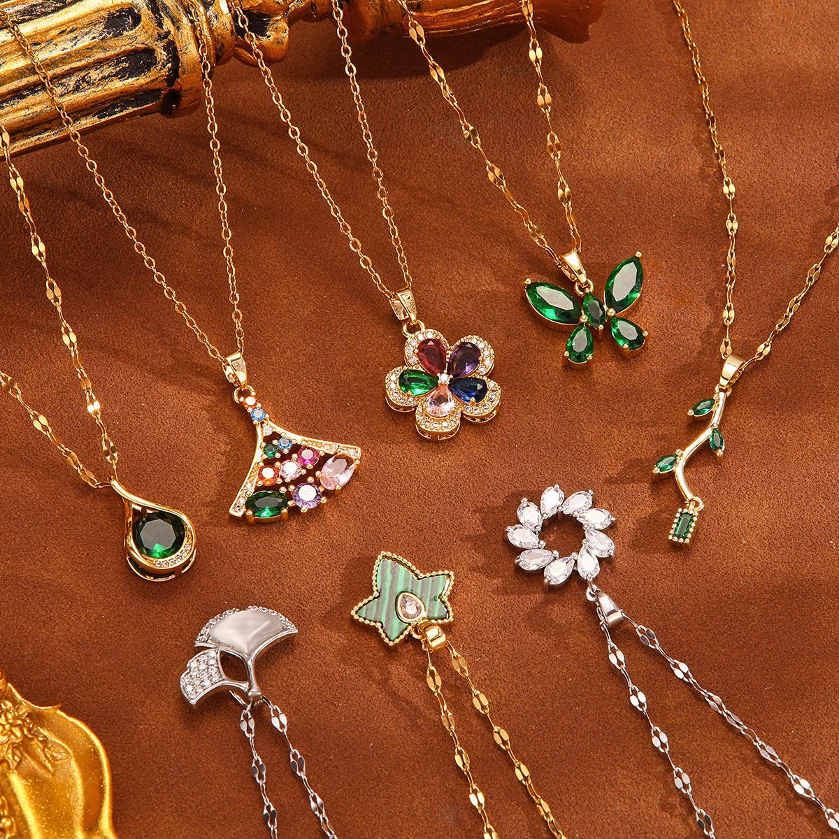 This necklace is filled with zirconium flowers, exuding a light luxury vibe. It features a small zirconium collarbone chain and is a retro titanium steel set that has become a popular Instagram influencer full figure