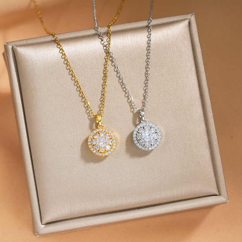Korean-style, zircon inlaid exquisite titanium steel necklace, fashionable and versatile for women, popular collarbone chain, niche and light luxury accessory Application Scenario