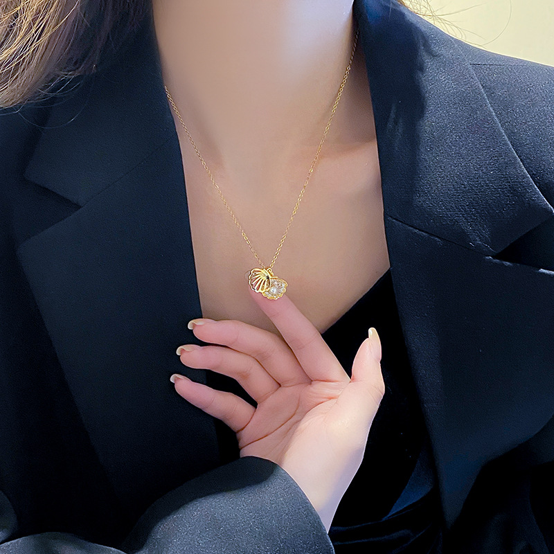 The hollowed-out pearl shell necklace is a niche design with a light luxury feel for women. The collarbone chain is slightly studded with diamonds and can be opened as a pendant accessory details Picture