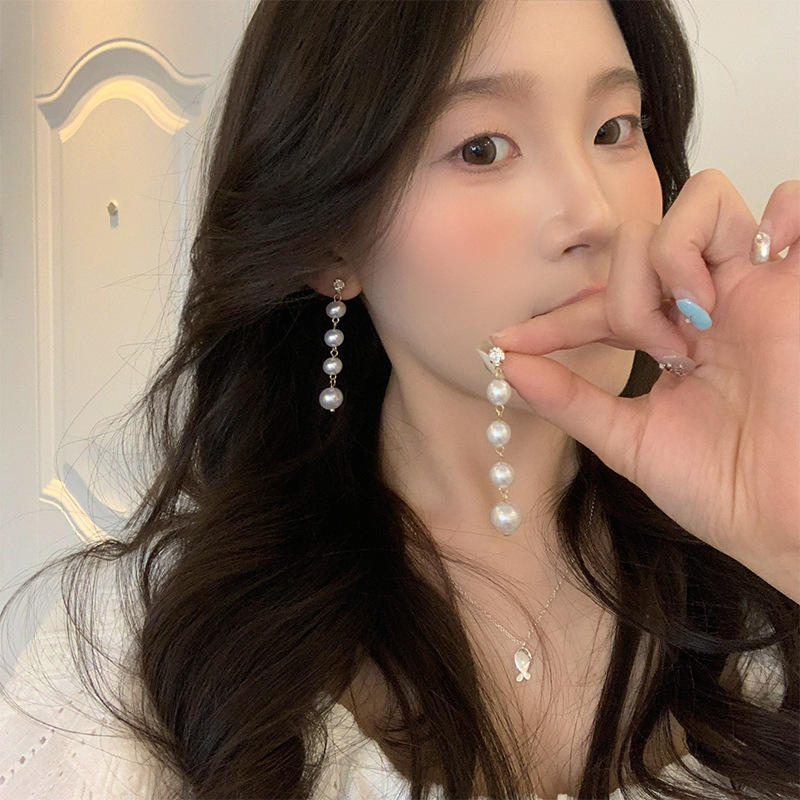 Long pearl stud earrings, exaggerated tassel earrings with a European and American style, exude a light luxury and high-end charm, and are popular earrings on the Internet Specification drawing