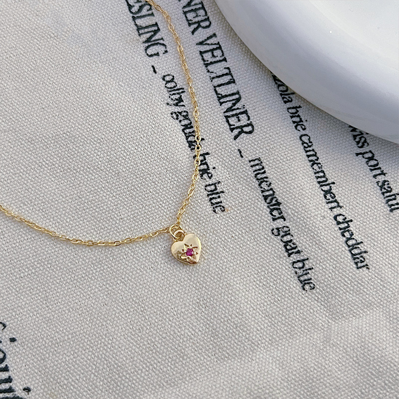 Zircon metal heart-shaped star pendant necklace, a unique, retro, versatile, simple and elegant neckchain collarbone chain for women Application Scenario