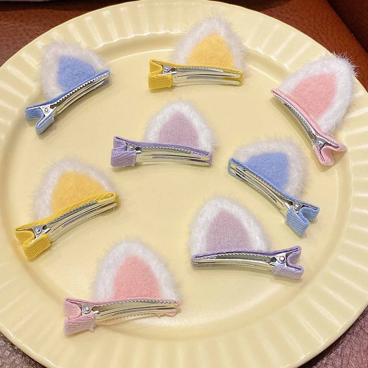 Plush cat hair clips, female cat ear clips, headwear, children's cute, internet-famous furry hair clips, top clips, duckbill clips Application Scenario