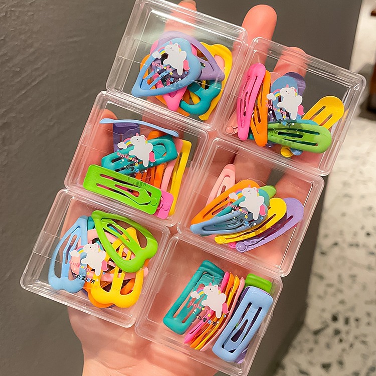 The star hairpin at the back of the child's head, the bangs clip, and the colorful small hair clip on the side of the girl's head with five-pointed stars are so cute Specification drawing